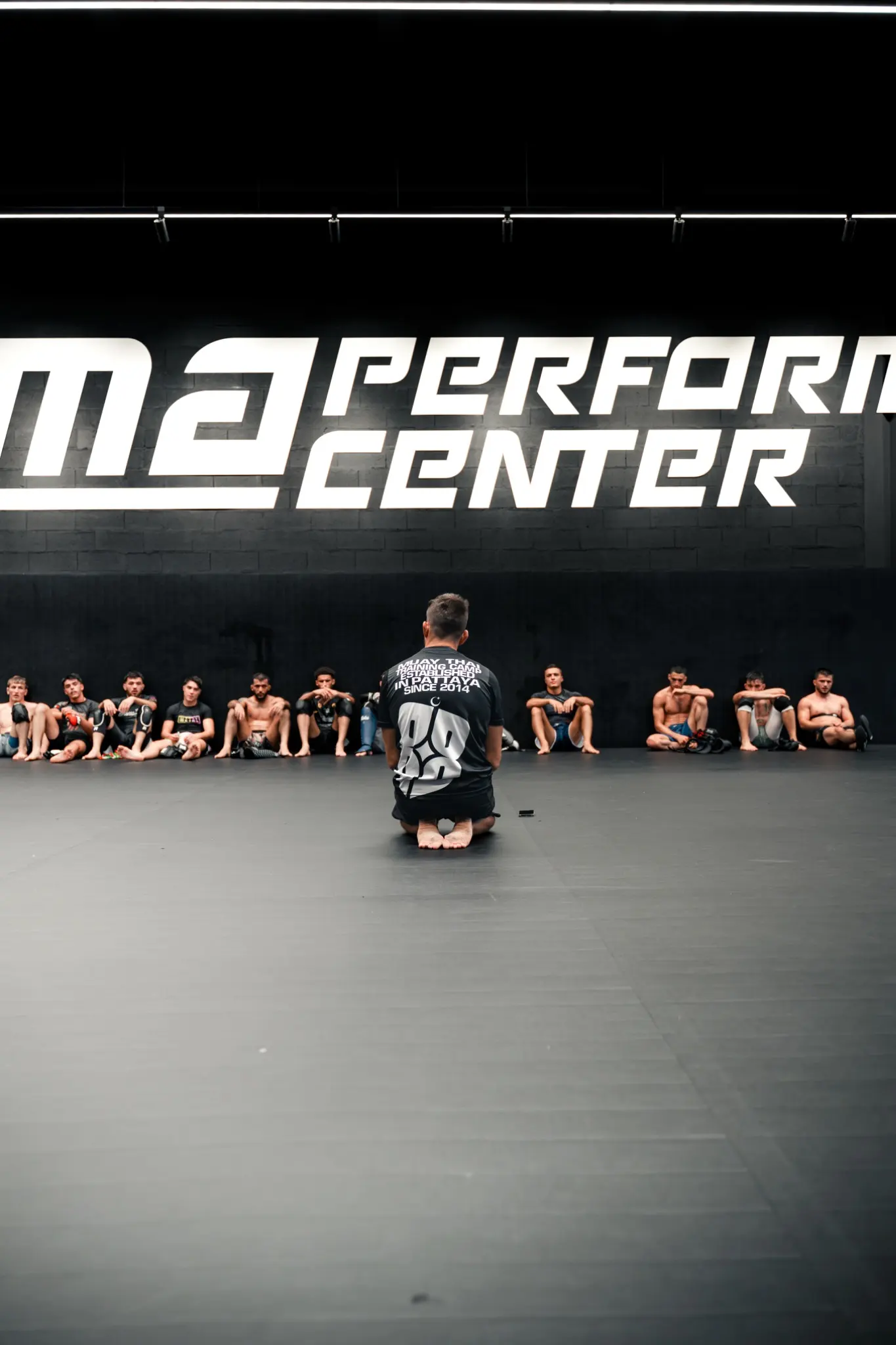 Nicolas Ott dirige un briefing au MMA Performance Center